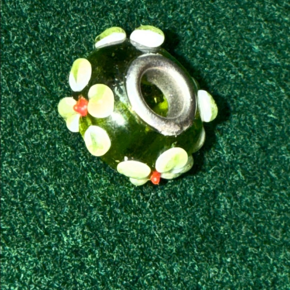 Green Floral glass Charm Bead - Picture 2 of 6